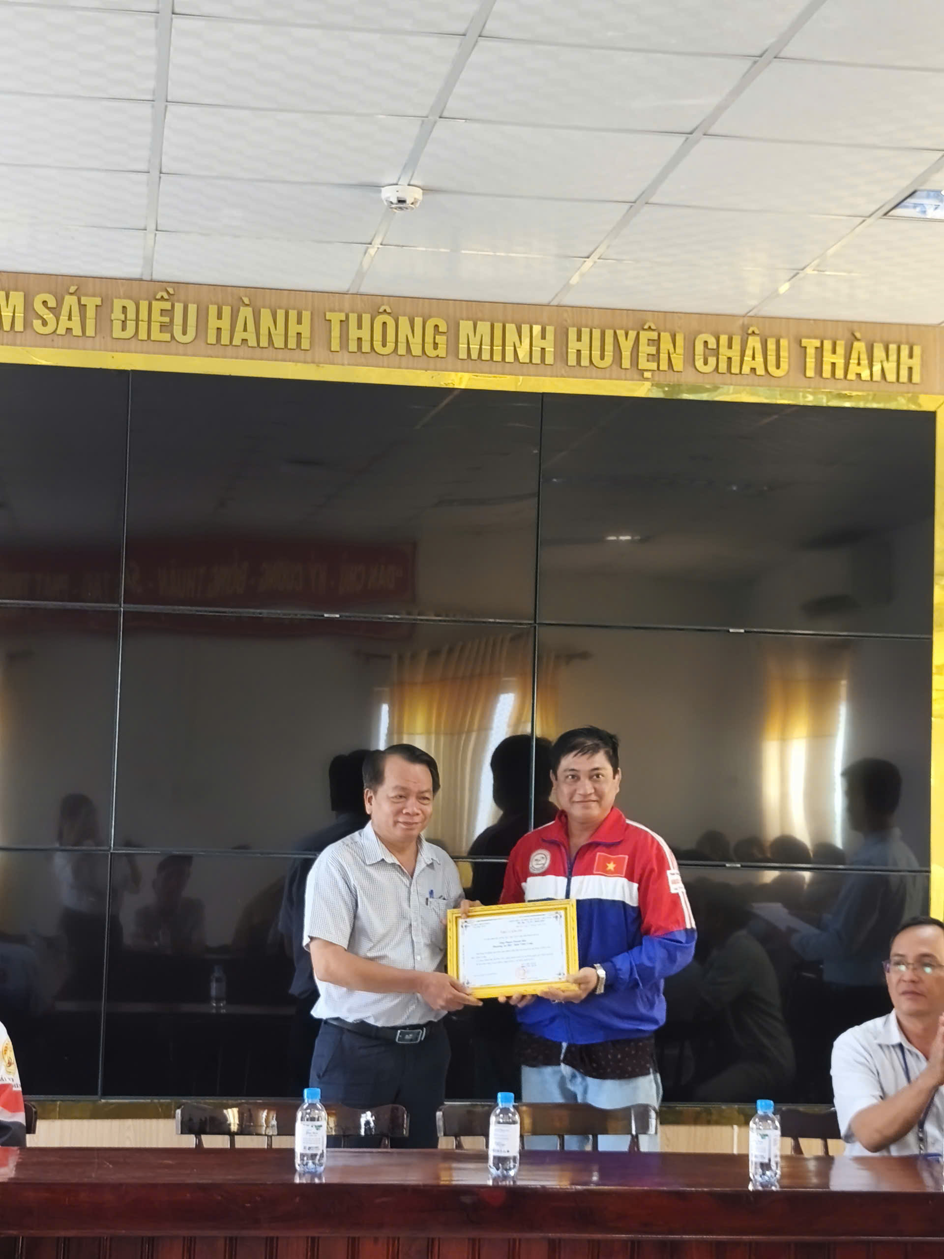 UBND xã Phú Túc phối hợp Đoàn mô tô tỉnh Vĩnh Long trao quà cho nạn nhân chất độc da cam/dioxin