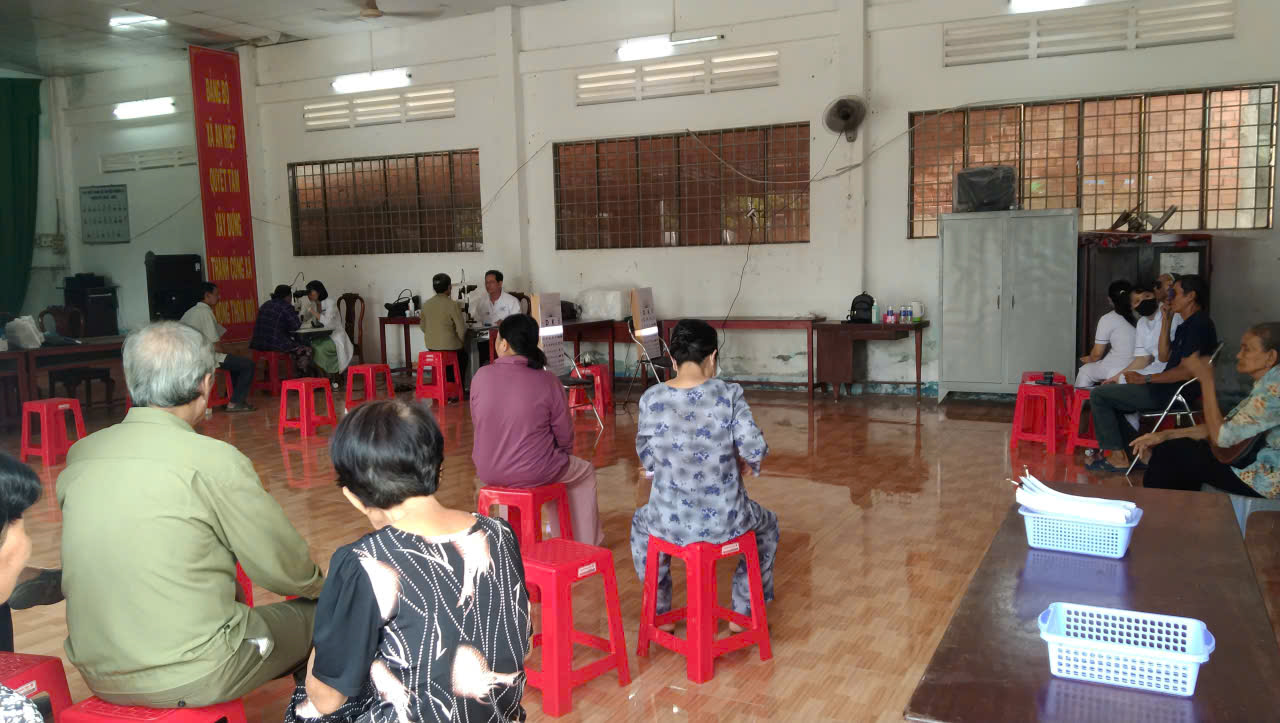 Bệnh viện Mắt Sài Gòn Tiền Giang tổ chức khám và cấp thuốc miễn phí cho người dân