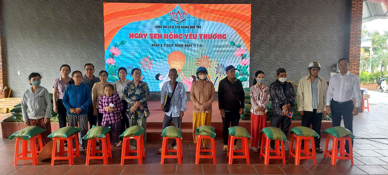 Công ty Cổ phần Đầu tư Du lịch Sen Hồng trao 500 phần quà cho hộ nghèo, cận nghèo tại xã Phúc Túc